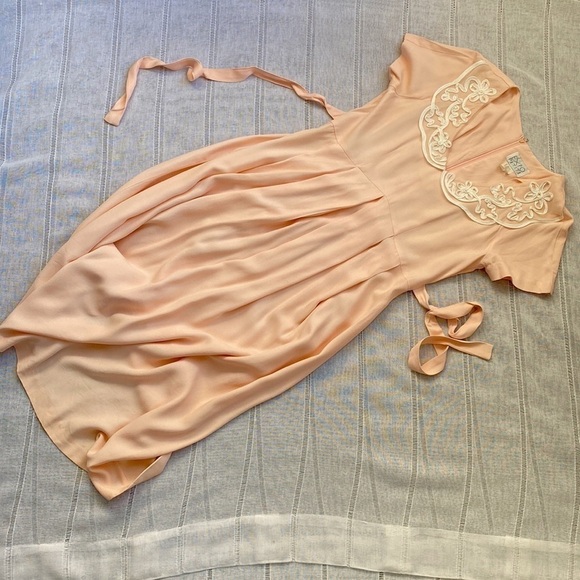 Expo Petite vintage peach midi dress with ribbon collar. - Picture 14 of 15